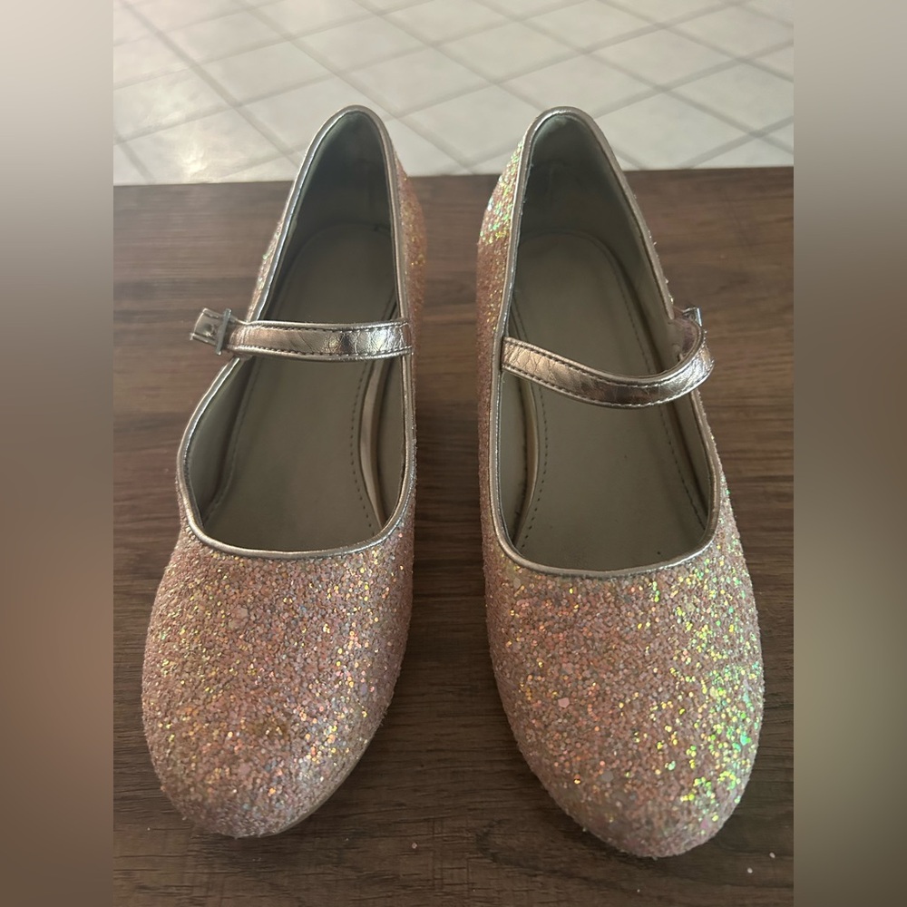 Pink glittered heel shoes